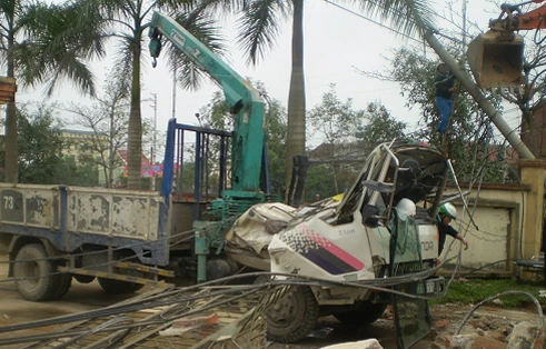 Xe cẩu kéo sập cổng nhà văn hóa, ba người chết thảm ảnh 1